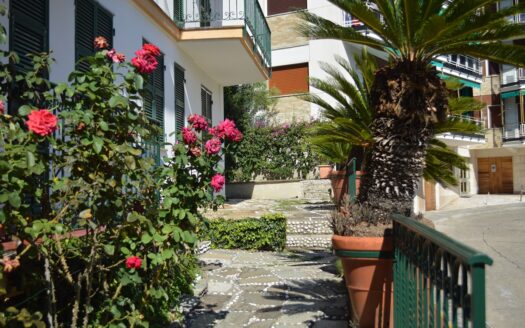 Appartamento con ampia terrazza comodo al centro