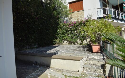 Appartamento con ampia terrazza comodo al centro