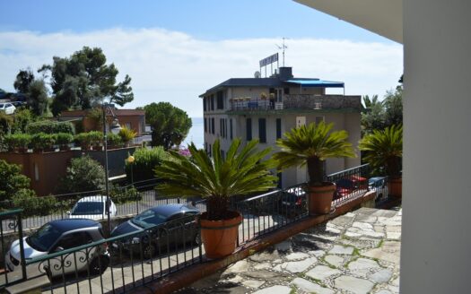 Appartamento con ampia terrazza comodo al centro